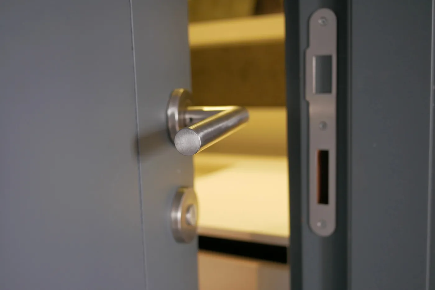 Réglage d'une serrure de porte au tournevis sur un secteur francilien